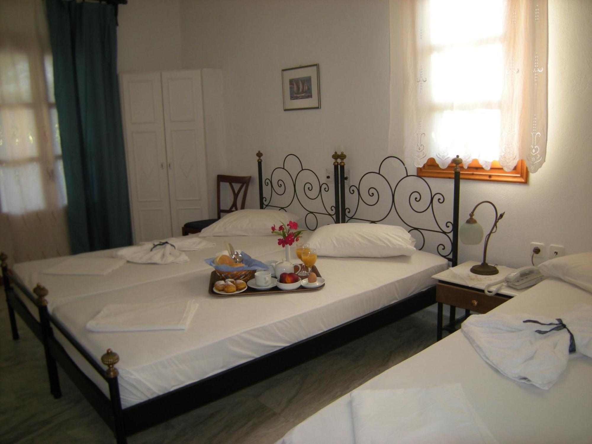 Roussos 2* Naousa (Paros)