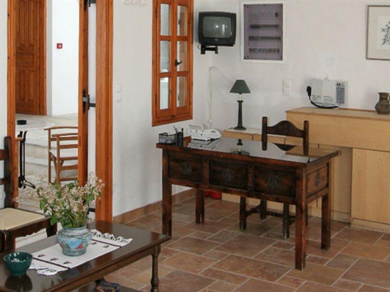 Roussos 2* Naousa (Paros)